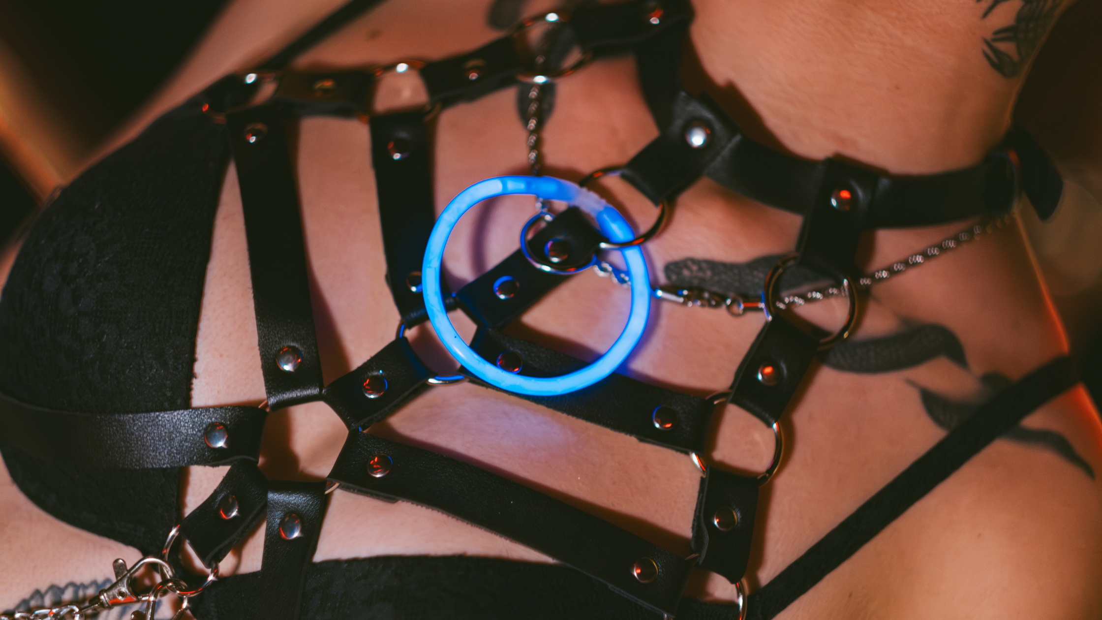 La elección de las pulseras en fiestas sex-positive: seguridad, consentimiento y libertad