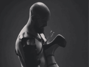 Anubix durante un show de performance fetish en Barcelona