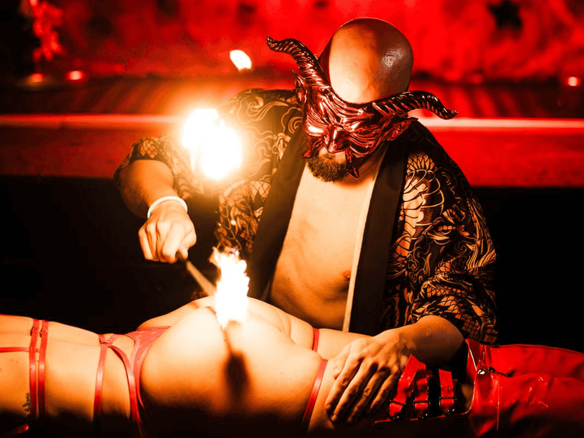 Anubix actuando en un espectáculo fetish en Barcelona