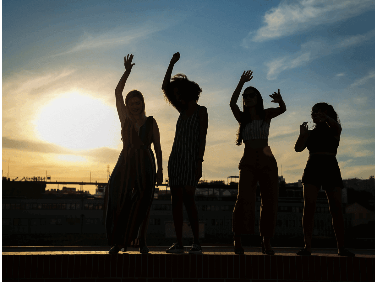 Mujeres disfrutando modelos relacionales no tradicionales.