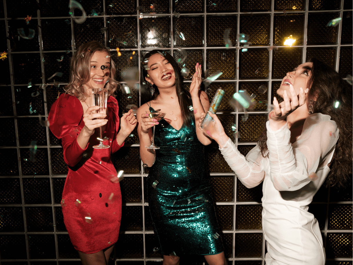 Mujeres reflexionando sobre relaciones abiertas y no monogamia.