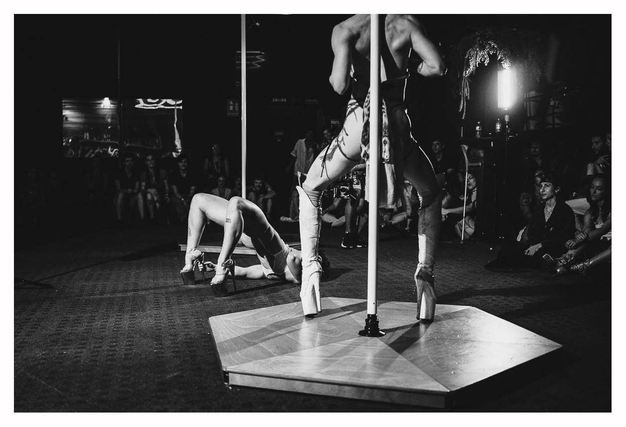 Duelo de pole dance en la Batalla de Tacones, fiesta de Halloween Glam en Barcelona